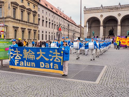 圖1：二零一六年十一月五日，歐洲法輪功學員在慕尼黑舉行盛大遊行，天國樂團開隊，隊伍從奧迪安廣場出發