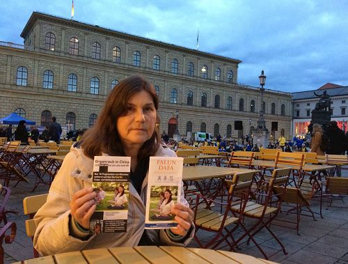 '圖12：安娜（Anna）是慕尼黑的出版商，她閱讀了法輪功的真相資料。她表示法輪功學員和平反迫害的方式也給她很大的觸動。'