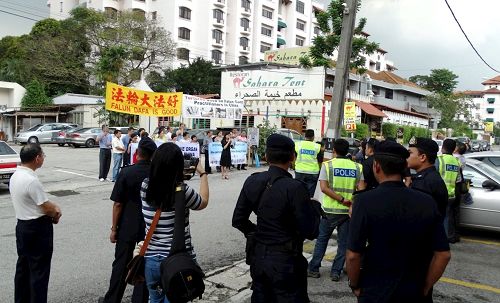 '圖2：2016年12月10日國際人權日，馬來西亞法輪功學員在中使館附近舉行集會，強烈譴責中共迫害，吸引了多位警官前來了解真相。'