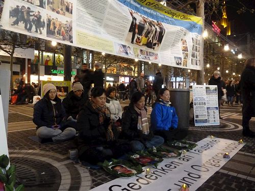 '圖1：十二月十日國際人權日的晚上，法蘭克福法輪功學員在蔡爾大街上舉辦燭光守夜，紀念在中國被迫害致死的法輪功學員。'