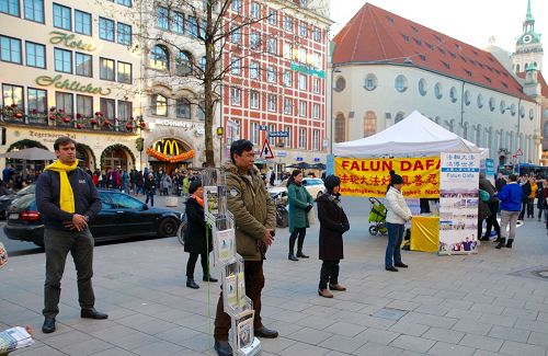 '圖4：慕尼黑老城內，法輪功學員展示功法。'