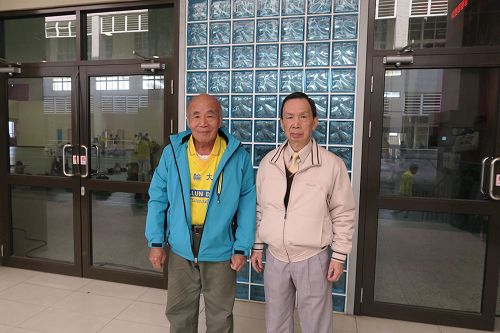 '圖2：八十三歲的賴玉坤（左）和七十六歲的賴文科（右）學煉法輪功神采奕奕。'