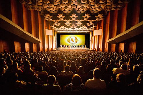 美國神韻國際藝術團2016年12月26日下午兩點在休斯頓瓊斯表演藝術劇院的首場演出爆滿加座，成功拉開休斯頓12場盛大演出的序幕。
