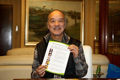 現為中華合唱團總監的香港著名聲樂教育家容可度，簽名支持香港康文署邀請美國神韻藝術團來港演出。
