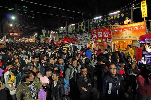 法輪功學員在維園年宵市場開設的真相攤位，大受民眾歡迎。