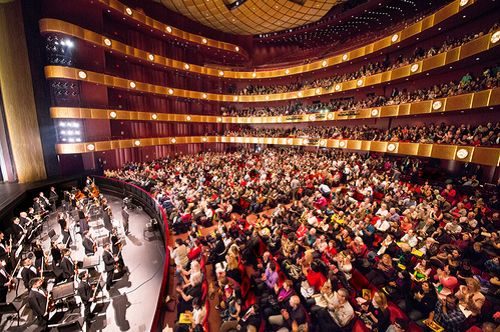 二零一六年三月十三日，神韻紐約藝術團在紐約林肯中心大衛寇克劇院的落幕演出再次爆滿