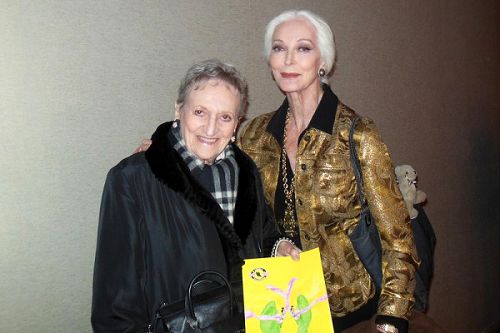 具有傳奇色彩的紐約超級名模卡門（Carmen Dell'Orefice）（右）和香水基金會創始人兼作家葛林（Annette Green）三月五日在林肯中心觀看神韻演出。