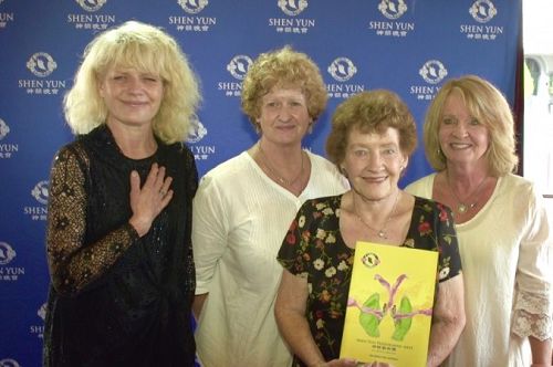 從左至右：Linda Epping， Regina Crothers， Gwen Woodruff和Pauline Doherty母女四人
