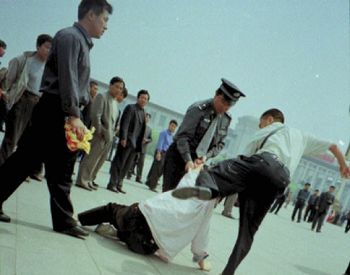 2001年4月25日，法輪功學員在北京天安門廣場遭到警察的野蠻綁架，他們的橫幅被搶走