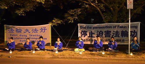 圖：學員在中共駐澳大使館前燭光守夜