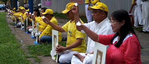活動中，學員們點燃燭光悼念在中國被迫害致死的法輪功學員