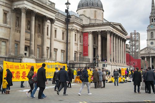 圖1-4：二零一六年四月二十四日，英國法輪功學員在位於倫敦市中心的鴿子廣場（Trafalgar Square）舉行活動，紀念四二五和平上訪十七週年。