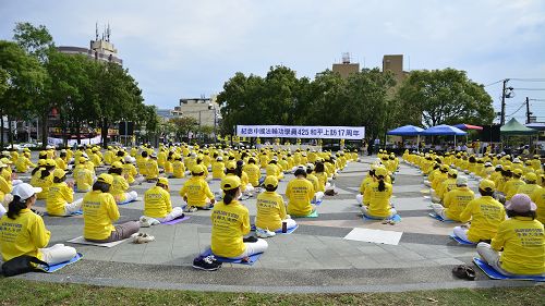 圖1：二零一六年四月二十四日，台灣中部部份法輪功學員聚集於台中市葫蘆墩公園，舉辦紀念四二五和平上訪十七週年的集會。