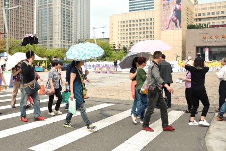 圖7-8：法輪功學員在台北市政府前的市民廣場舉辦紀念四二五和平大上訪十七週年活動，吸引大陸遊客拍攝觀看