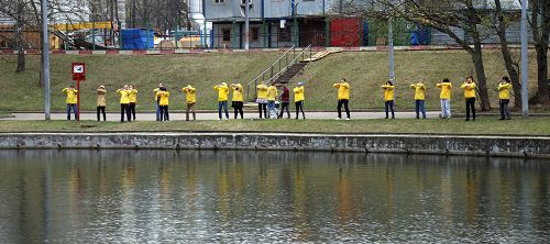 圖1-3：二零一六年四月二十五日，莫斯科法輪功學員來到中領館前集體煉功，紀念四二五法輪功學員和平大上訪十七週年。