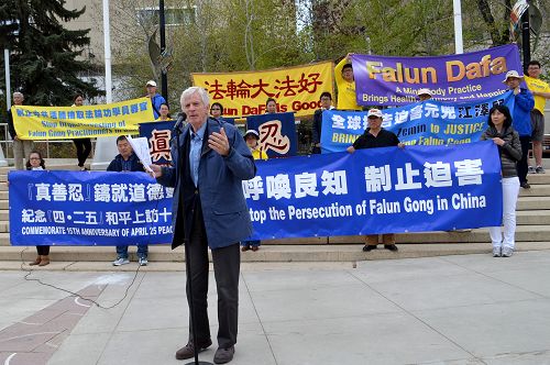 圖：大衛•喬高在埃德蒙頓集會上呼籲制止中共迫害法輪功