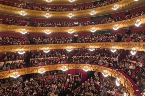 二零一六年三月十八日熱情的西班牙觀眾在巴塞羅那裏西奧大劇院等待神韻演出拉開帷幕