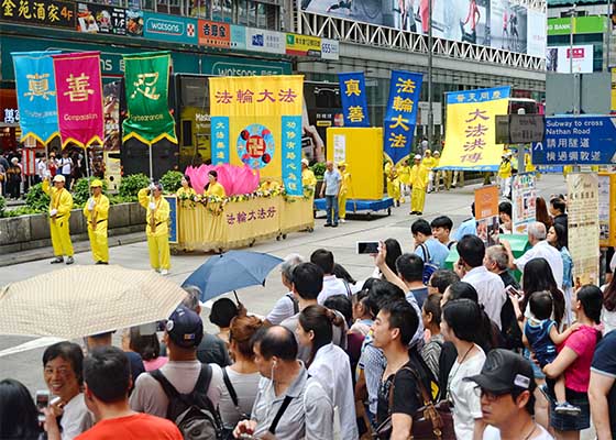 香港遊行慶祝法輪大法日 大陸遊客感嘆