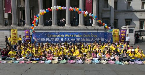 圖1：二零一六年五月八日，英國法輪功學員在倫敦鴿子廣場集體拍照恭祝法輪大法創始人李洪志大師六十五華誕。