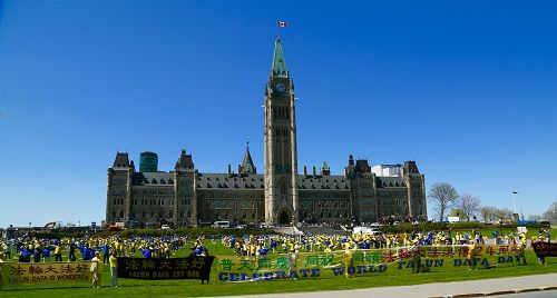 圖1-3：加拿大東部法輪功學員在首都渥太華國會山前慶祝法輪大法洪傳二十四週年