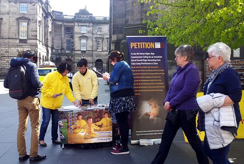 蘇格蘭首府愛丁堡市政廳前，法輪功學員設置展位，向民眾介紹功法，揭露中共迫害。