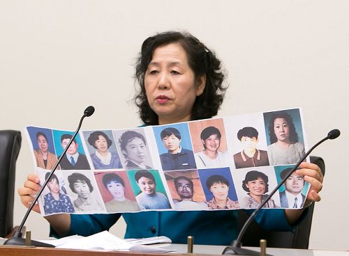 從大連抵美的法輪功學員王春彥展示了她熟識的被迫害致死的法輪功學員的照片。