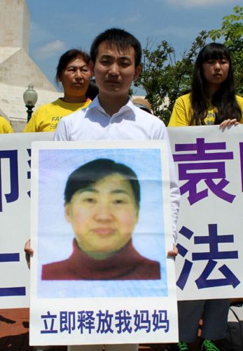五月二十七日中午，美國華府居民杜海芃在中共駐美使館前要求立即釋放日前在大連家中遭綁架的母親袁曉曼。