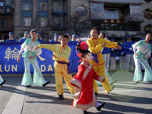 圖2：圖為伍均祥的大女兒（左後方正在跳舞的女孩）、三兒子（中間穿黃色煉功服正在跳舞的男孩）和小女兒（前面穿旗袍正在跳舞的小女孩）在二零零七年一月十四日中午，舊金山舉行的聲援一千七百多萬中國人退出中共的慶祝活動中表演舞蹈。