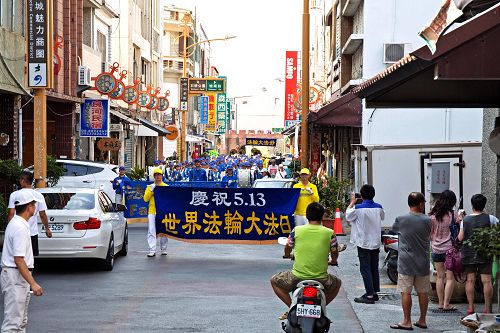 圖4-6：南台灣的部份法輪功學員特於五月一日，匯聚於恆春半島，舉辦遊行踩街歡慶世界法輪大法日。