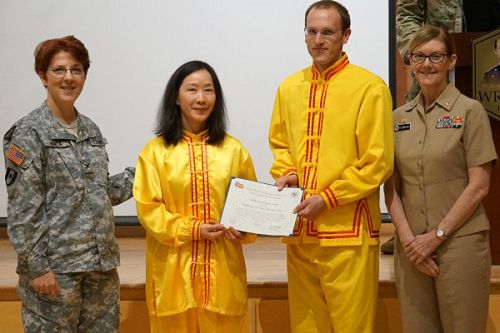 圖3：美國軍隊醫學研究所頒發法輪功學員褒獎。（左起：蘭塔（Renta ）上校， 姚博士，尼克（Nicholas Zifcak），李奇諾夫斯基（Rychnovsky）上校）