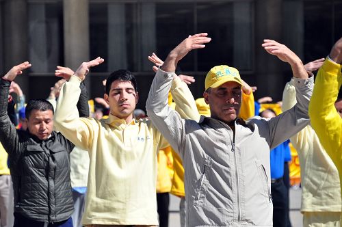 圖2-4：法輪功學員在多倫多市府廣場集體煉功，展示大法的祥和與美好。