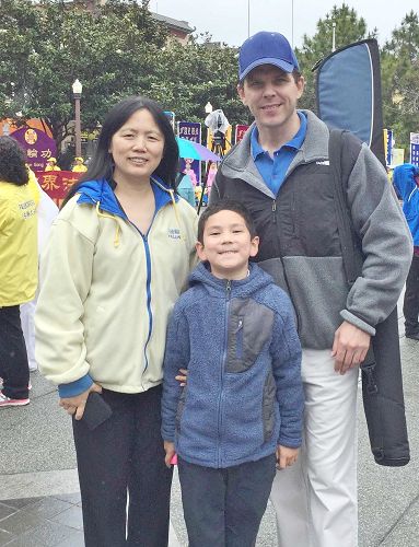 圖4：北大才女王楓與先生和兒子一起參加舊金山慶祝「五一三」活動。