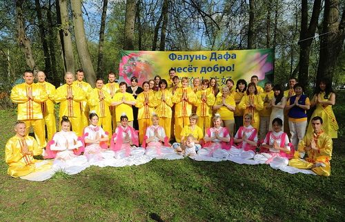 圖1-3：莫斯科法輪功學員在庫斯明克公園歡慶法輪大法日