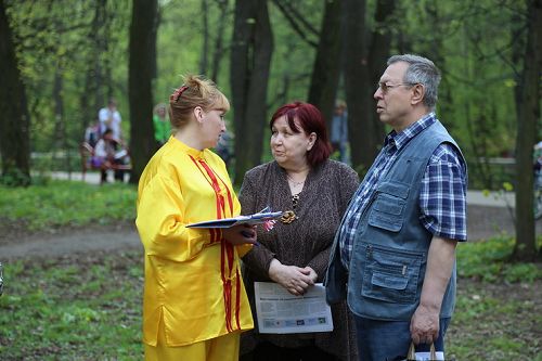 圖5：莫斯科法輪功學員在庫斯明克公園向遊客講真相