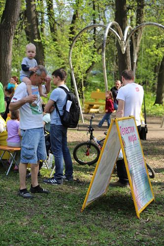 圖6：莫斯科庫斯明克公園裏，遊客閱讀法輪功真相展板