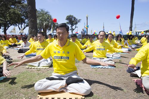 圖1-4：慶祝世界法輪大法日，二零一六年五月八日，洛杉磯學員在聖莫妮卡碼頭公園集體煉功。