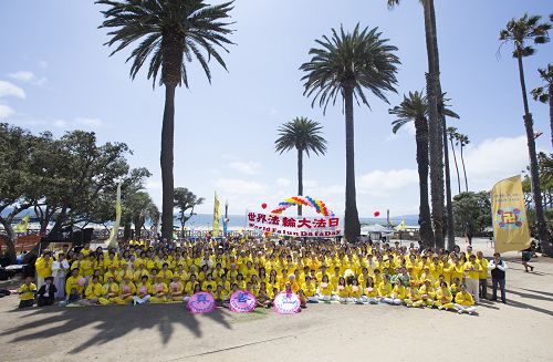 圖5：五月八日，洛杉磯學員在聖莫妮卡碼頭公園歡慶世界法輪大法日，祝師父節日快樂。