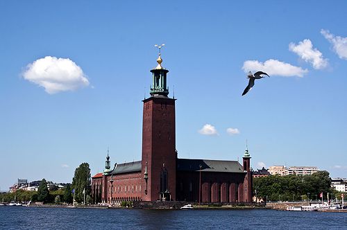 斯德哥爾摩市政廳位於瑞典首都市中心的梅拉倫湖畔，是斯德哥爾摩的形像和代表，也是該市市政委員會的辦公場所，每年諾貝爾晚宴都在這裏舉行。