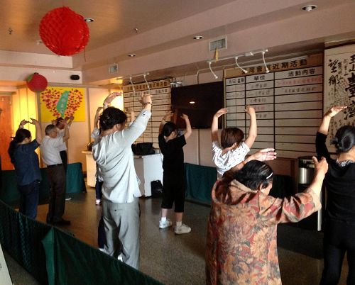 新學員在台灣會館「法輪大法九天班」上學功。（攝影：TINA周）