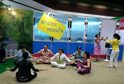 圖1-3：二零一六年泰國健康博覽會上，民眾現場學煉法輪功。