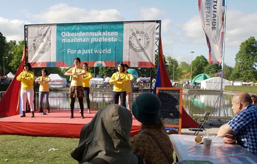 法輪功學員在二零一六年芬蘭世界村文化節上演示功法