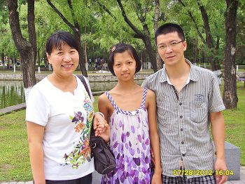 妹妹呂適羽（左）和丈夫韓偉（右）及他們的女兒（中）