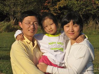 呂適昕（右）和丈夫李國友（左）和他們的女兒（中）