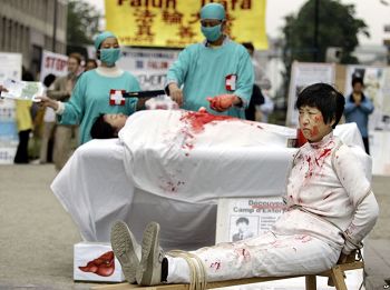 圖1： 法輪功學員二零零六年六月十五日在歐洲委員會前抗議他們所說的中共摘取法輪功學員器官的犯罪行為