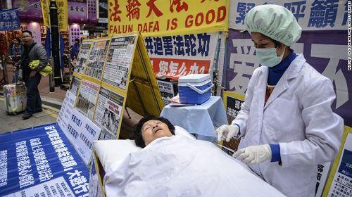 法輪功學員在香港購物區模擬中共活摘器官