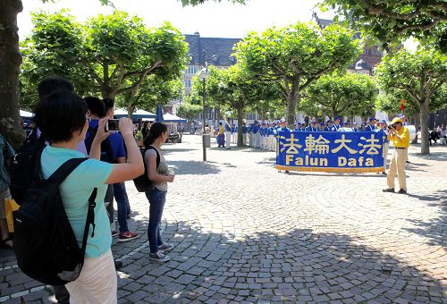 中國大陸遊客拍攝天國樂團的演奏