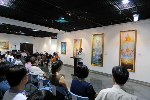 前文建會副主委洪慶峰（中立者）讚揚藝術家們堅持真理。