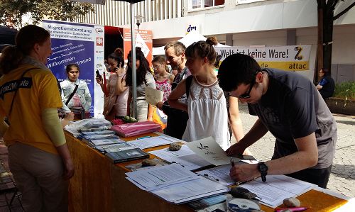 圖3：德國國際文化週上，民眾簽名支持法輪功學員反迫害