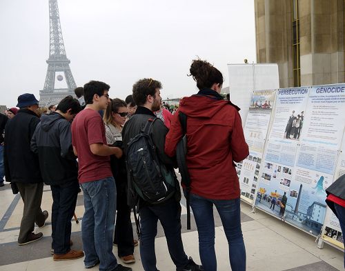 圖1-2：巴黎人權廣場上，遊人觀看法輪功真相展板