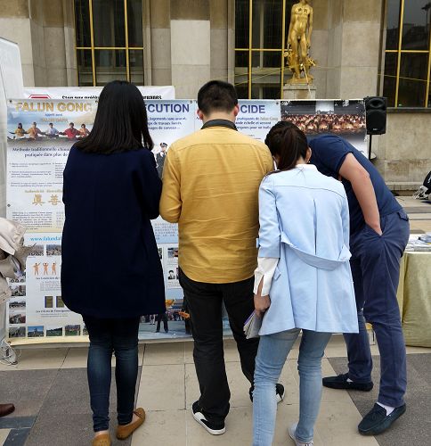 圖3：巴黎人權廣場上，中國大陸遊客觀看法輪功真相展板